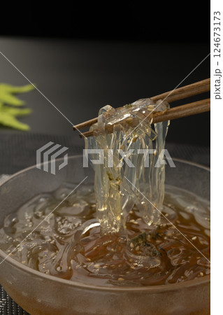 ところてん　夏の冷たいデザート 124673173