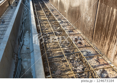 コンクリート打設前のワイヤーメッシュ コンクリート打設前のワイヤーメッシュ 124673184