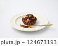チョコレートカップケーキ 白背景 124673193