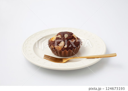 チョコレートカップケーキ 白背景 124673193
