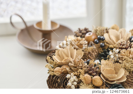 窓辺に飾られたクリスマスリース　クリスマスイメージ 124673661