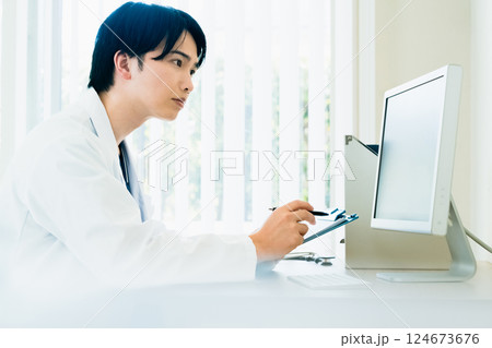 パソコン操作をする若い医師 124673676