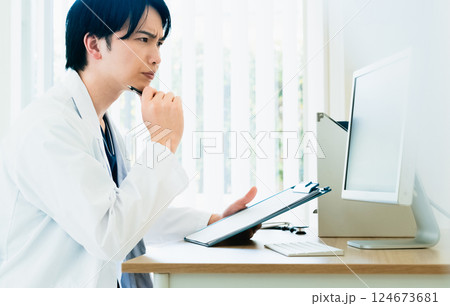 パソコン操作をする若い医師 124673681