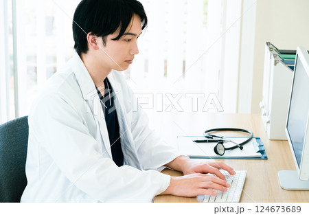 パソコン操作をする若い医師 124673689