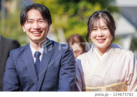 正装の若い夫婦 124673782