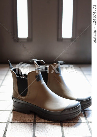 ショート丈のサイドゴアレインブーツ　アウトドアシューズ 124674373