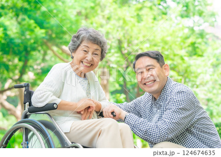 親子　車椅子　 124674635