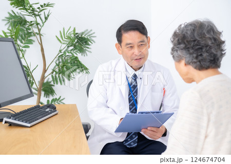 医療　診察　対面 124674704