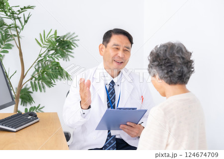 医療　診察　対面 124674709