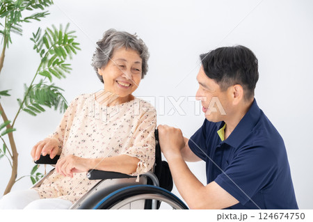 車いすのシニア女性と男性介護士 124674750