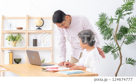 終活する親子 124674777