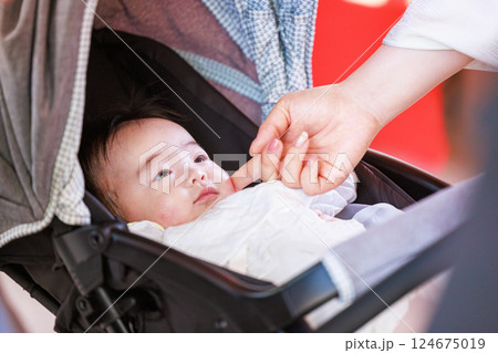 ベビードレスの赤ちゃん お宮参り ベビードレスの赤ちゃん お宮参り 124675019