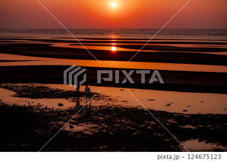 真玉海岸の幻想的な夕暮れの風景 真玉海岸の幻想的な夕暮れの風景 124675123
