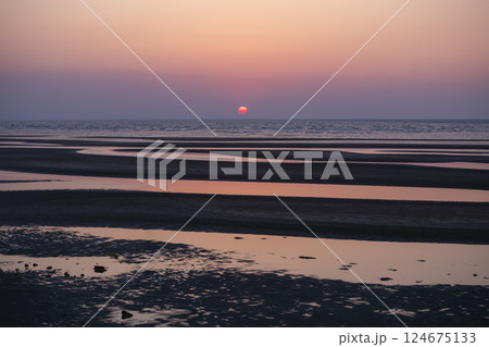 真玉海岸の幻想的な夕暮れの風景 真玉海岸の幻想的な夕暮れの風景 124675133