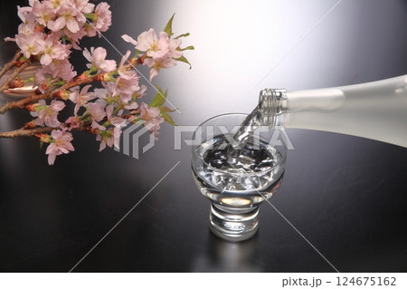 桜と日本酒 桜と日本酒 124675162
