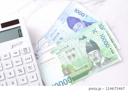 韓国の通貨、ウォンKRWの紙幣と電卓 124675467