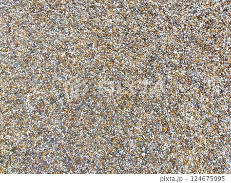 春の雨の日の砂利道の表面 春の雨の日の砂利道の表面 124675995