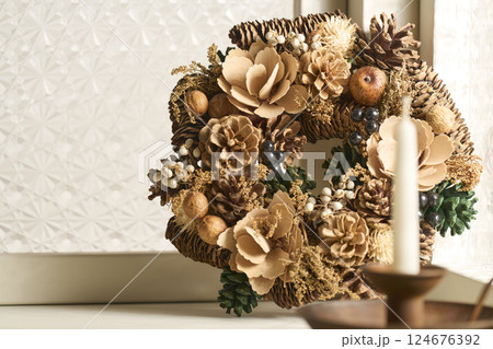 窓辺に飾られたクリスマスリース　クリスマスイメージ 124676392