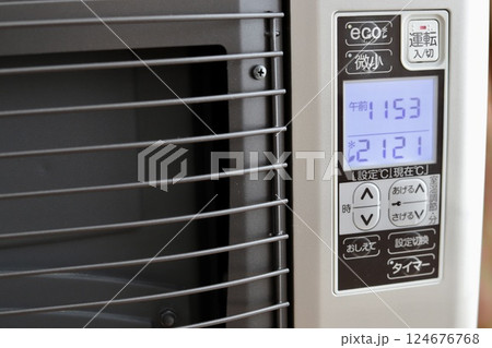 FFストーブの操作パネル　エコ機能搭載のストーブ 124676768