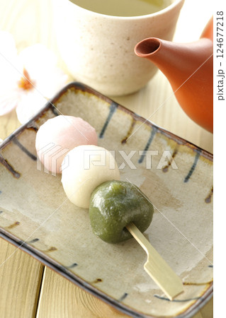 お茶と三色団子 124677218