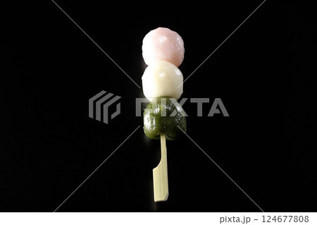 三色団子を黒背景で撮影 124677808