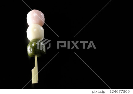 三色団子を黒背景で撮影 124677809
