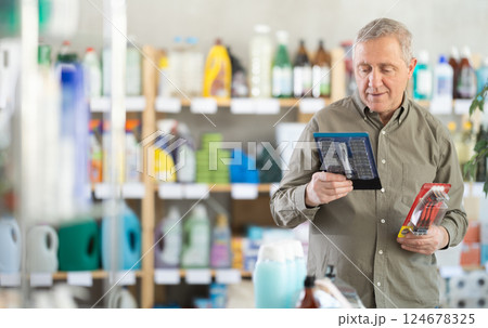 Senior man select and studies label razor Senior man select and studies label razor 124678325