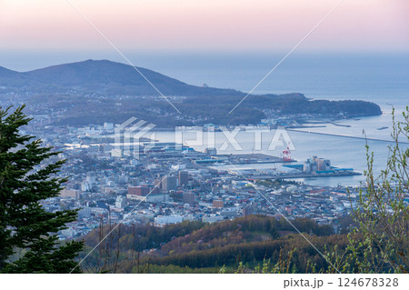 毛無山展望台から眺める美しい夕暮れの小樽 124678328