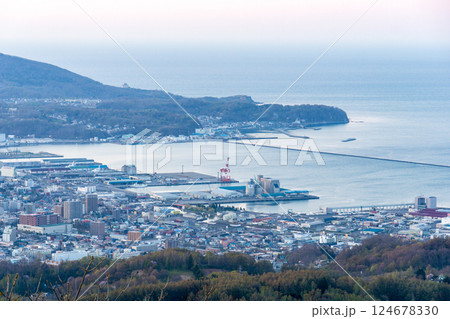 小樽市街と小樽港にそびえるキリンクレーン 124678330