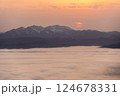 函館山から望む幻想的な夕暮れの雲海 124678331