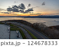函館山から眺める夕暮れ時の美しい函館湾 124678333