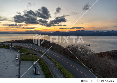函館山から眺める夕暮れ時の美しい函館湾 124678333