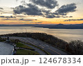 函館山山頂から望む夕暮れの函館湾 124678334