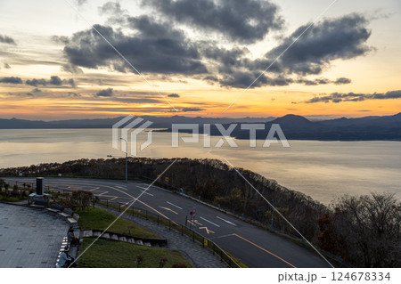函館山山頂から望む夕暮れの函館湾 124678334
