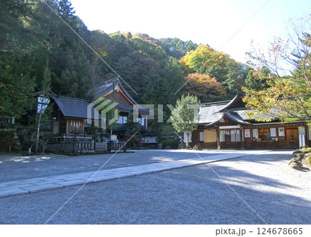 諏訪大社上社本宮の社務所（長野県諏訪市） 124678665