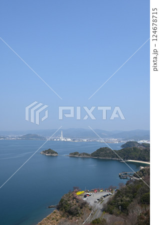 笠戸島のはなぐり岩と、賑わう潮風ガーデン(山口県下松市) 124678715