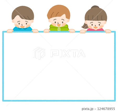 下を見る三人の子供たちとコピースペース 124678955