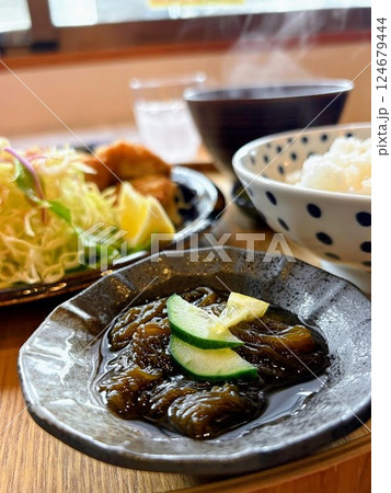 もずく酢とできたて野菜たっぷりな味噌汁カツ定食 124679444