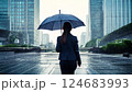 雨の日に歩くビジネスウーマン 124683993