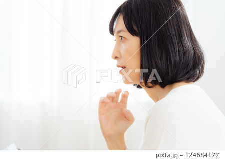 休日に急遽打合せをするミドルキャリアウーマン 休日に急遽打合せをするミドルキャリアウーマン 124684177