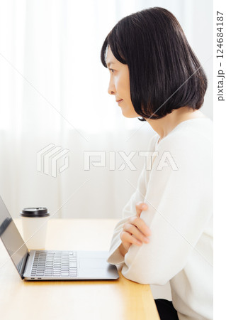 休日に急遽打合せをするミドルキャリアウーマン 124684187