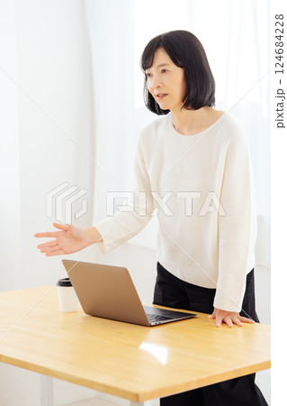 休日に急遽打合せをするミドルキャリアウーマン 休日に急遽打合せをするミドルキャリアウーマン 124684228