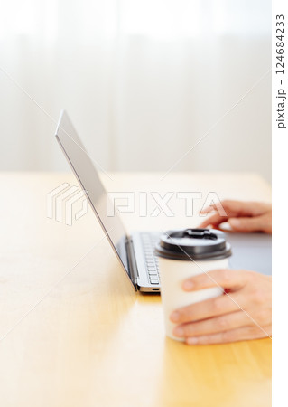 休日に急遽打合せをするミドルキャリアウーマン 124684233