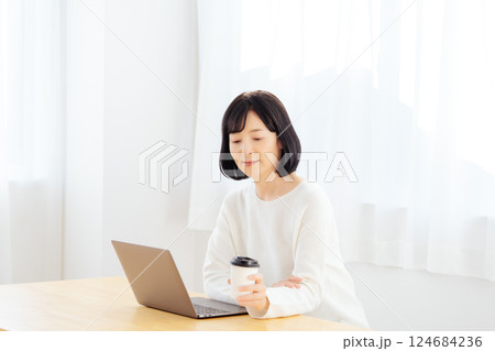 休日に急遽打合せをするミドルキャリアウーマン 休日に急遽打合せをするミドルキャリアウーマン 124684236