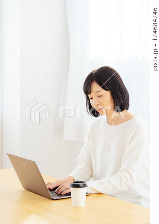 休日に急遽打合せをするミドルキャリアウーマン 休日に急遽打合せをするミドルキャリアウーマン 124684246