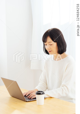 休日に急遽打合せをするミドルキャリアウーマン 休日に急遽打合せをするミドルキャリアウーマン 124684258