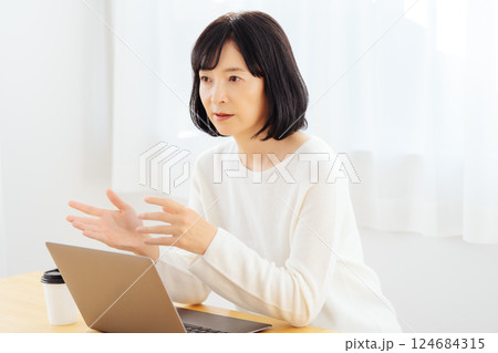 休日に急遽打合せをするミドルキャリアウーマン 124684315