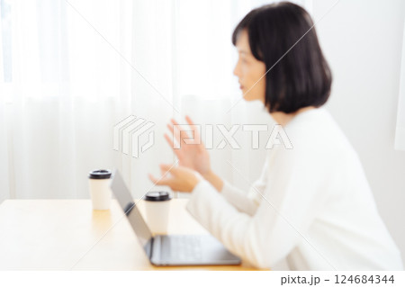 休日に急遽打合せをするミドルキャリアウーマン 124684344