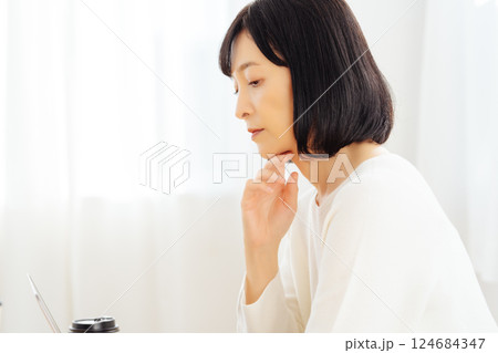 休日に急遽打合せをするミドルキャリアウーマン 休日に急遽打合せをするミドルキャリアウーマン 124684347