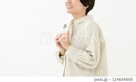 スマートフォンを操作する女性 124684608